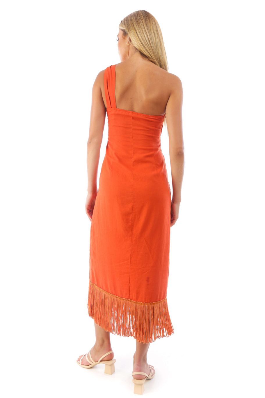 Arriendo de Vestido naranjo  asimétrico arriba con detalle de flecos