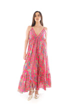 Arriendo de Vestido largo fucsia con estampado de hojas verdes y naranjas, escote en v y vuelos en espalda