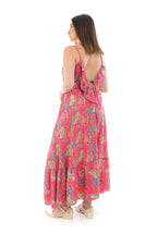 Arriendo de Vestido largo fucsia con estampado de hojas verdes y naranjas, escote en v y vuelos en espalda