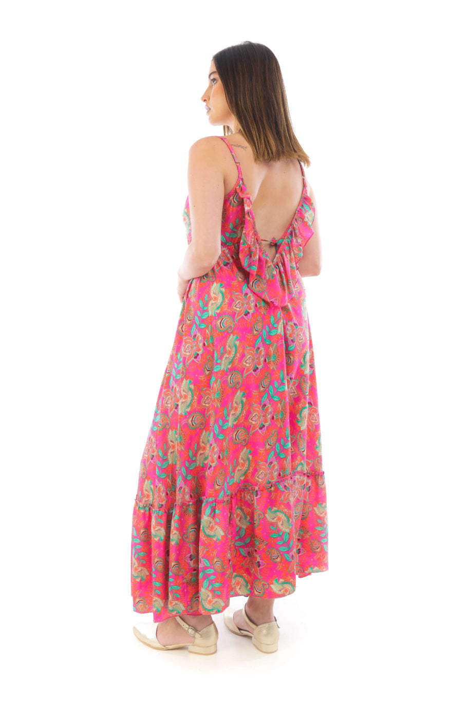 Arriendo de Vestido largo fucsia con estampado de hojas verdes y naranjas, escote en v y vuelos en espalda