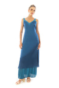Arriendo de Vestido largo azul de seda con vuelos en la espalda
