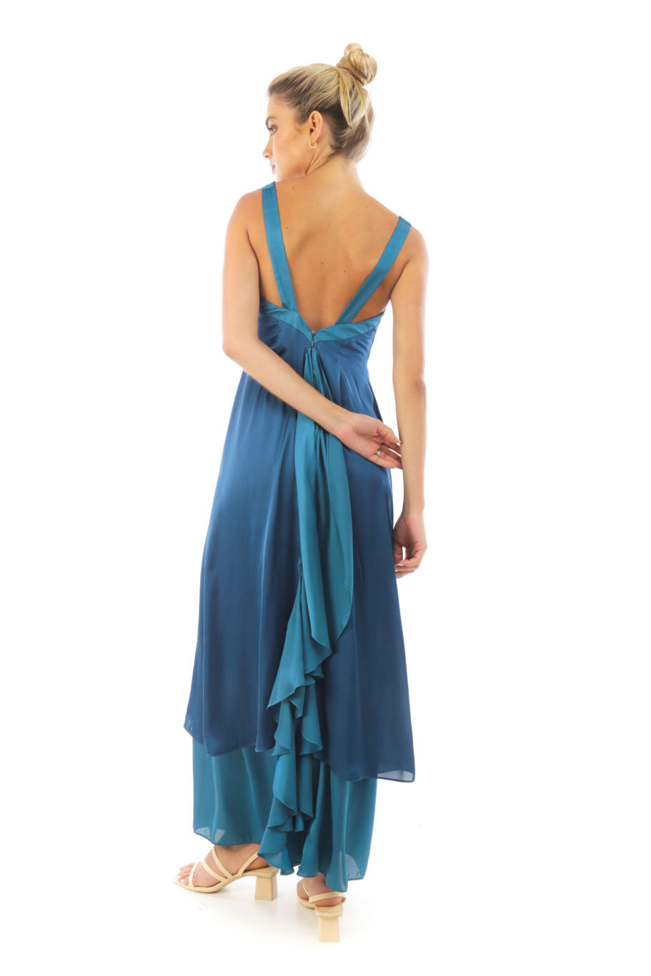 Arriendo de Vestido largo azul de seda con vuelos en la espalda