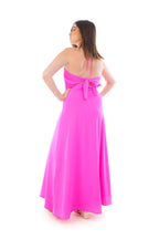 Arriendo de Vestido fucsia fosforescente largo elasticado con escote en v, tajo adelante y amarre en espalda