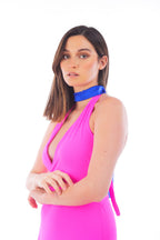 Arriendo de Vestido fucsia fosforescente largo elasticado con escote en v, tajo adelante y amarre en espalda