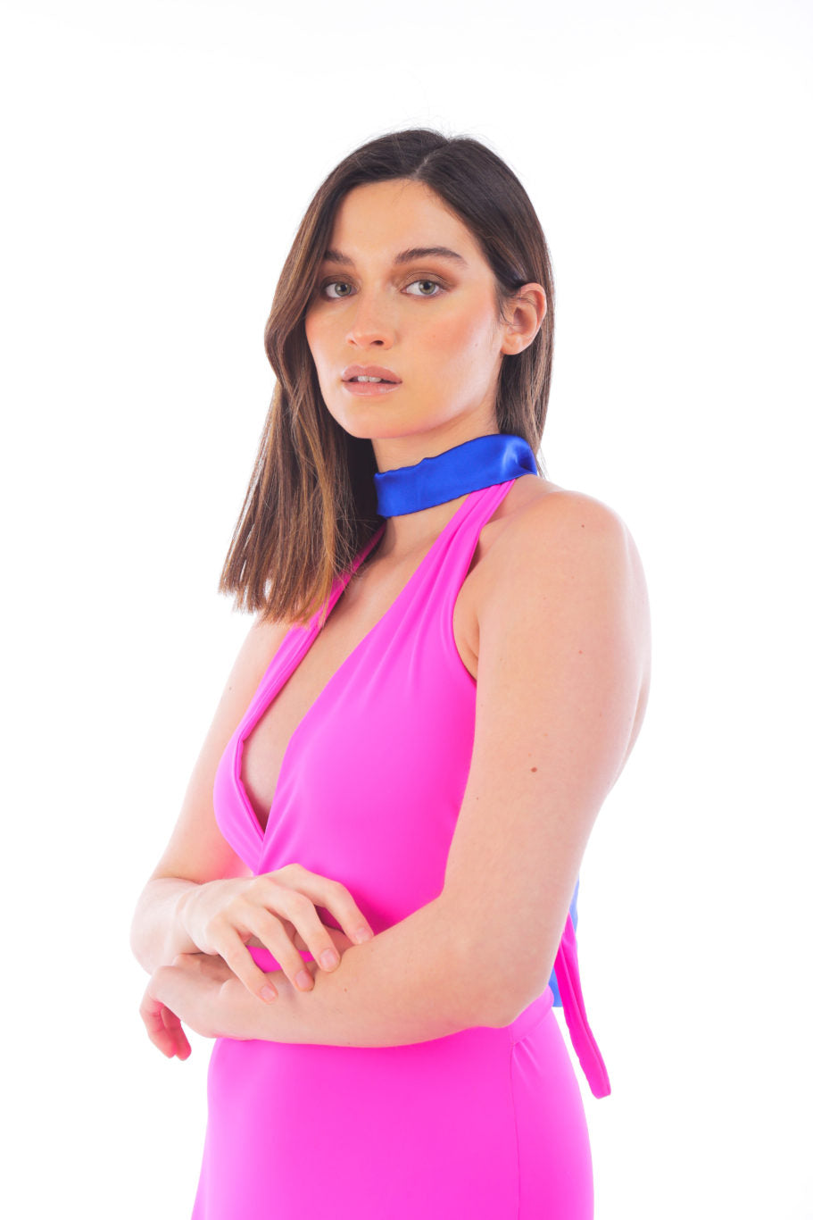 Arriendo de Vestido fucsia fosforescente largo elasticado con escote en v, tajo adelante y amarre en espalda