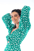 Arriendo de Vestido largo verde esmeralda con estampado blanco y mangas