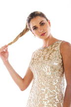 Arriendo de Vestido largo dorado con brillos y tajo en espalda aidan mattox