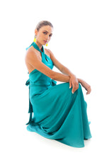 Arriendo de Conjunto esmeralda de seda natural top halter y espalda abierta y pollera ajustable