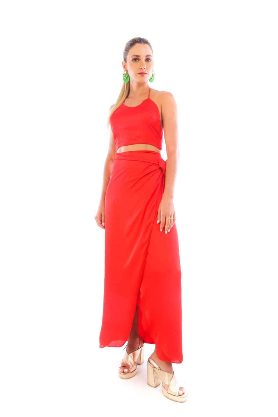 Arriendo de Conjunto de seda pollera roja tipo pareo que se amarra al costado y top halter amarre en espalda ajustable