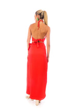 Arriendo de Conjunto de seda pollera roja tipo pareo que se amarra al costado y top halter amarre en espalda ajustable