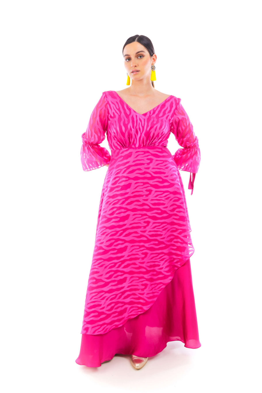 Arriendo de Vestido rosado con fucsia estampado escote en v con mangas y amarre en las mangas