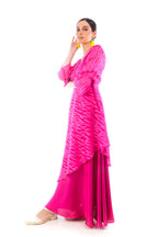 Arriendo de Vestido rosado con fucsia estampado escote en v con mangas y amarre en las mangas