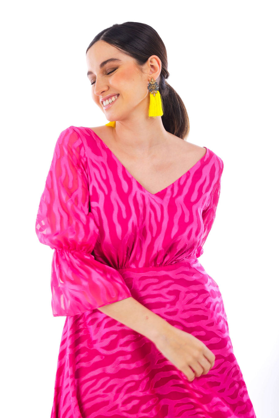 Arriendo de Vestido rosado con fucsia estampado escote en v con mangas y amarre en las mangas