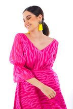 Arriendo de Vestido rosado con fucsia estampado escote en v con mangas y amarre en las mangas
