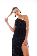 Arriendo de Vestido largo negro con lentejuelas de plush de un hombro y tajo adelante