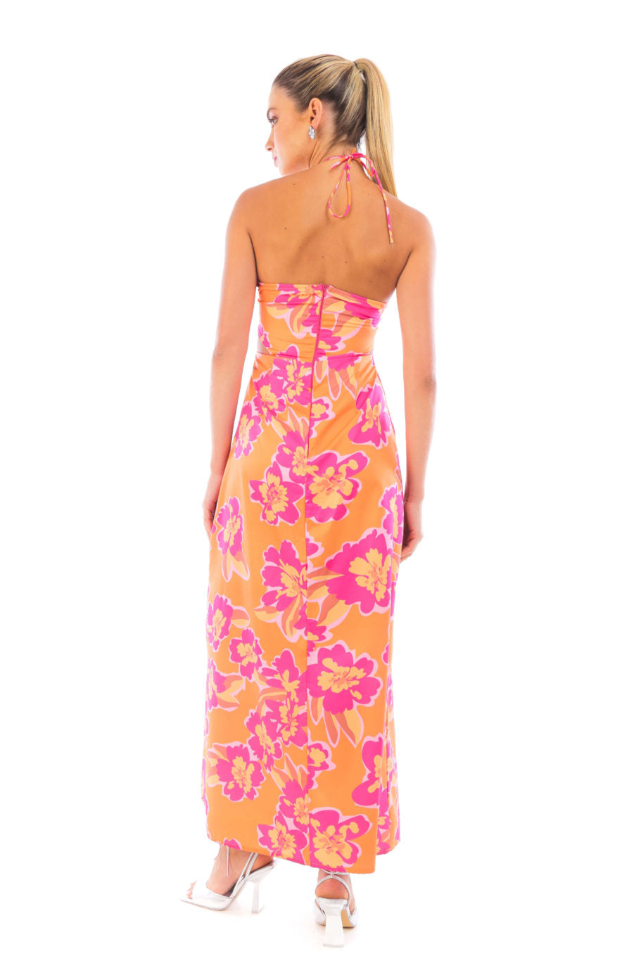 Arriendo de Vestido middie naranjo con flores rosadas y amarillas con cortes en la cintura y tiras en cuello