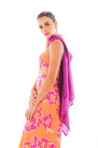 Arriendo de Vestido middie naranjo con flores rosadas y amarillas con cortes en la cintura y tiras en cuello
