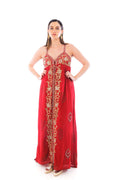 Arriendo de Vestido largo rojo con bordados dorados y tiritas cruzadas en espalda