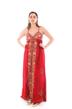 Arriendo de Vestido largo rojo con bordados dorados y tiritas cruzadas en espalda