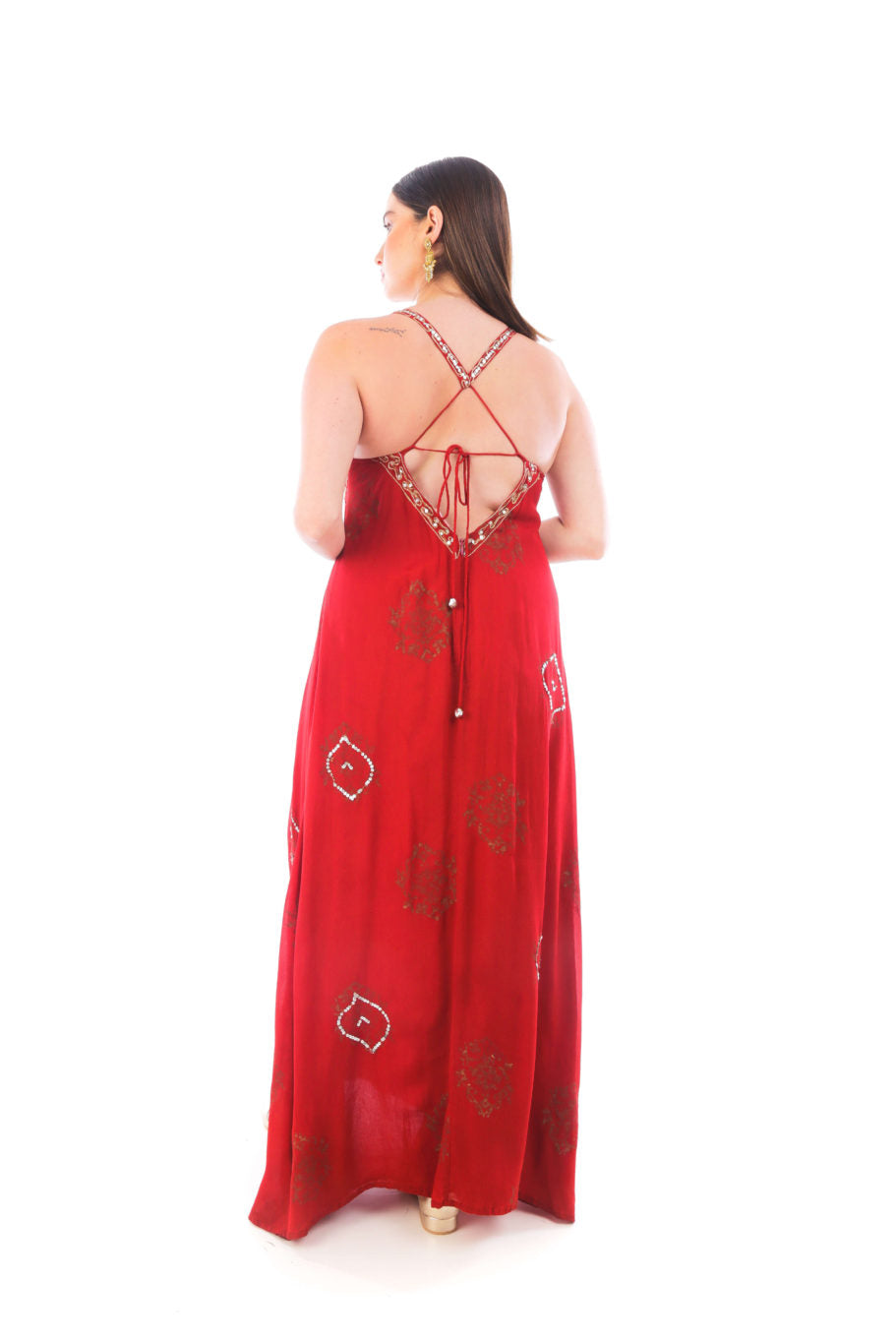 Arriendo de Vestido largo rojo con bordados dorados y tiritas cruzadas en espalda