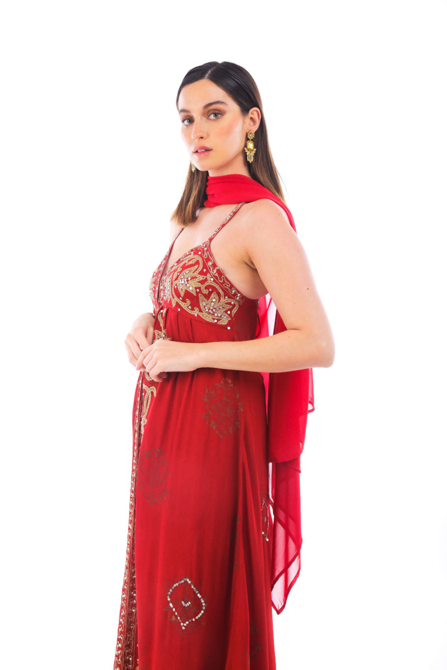 Arriendo de Vestido largo rojo con bordados dorados y tiritas cruzadas en espalda