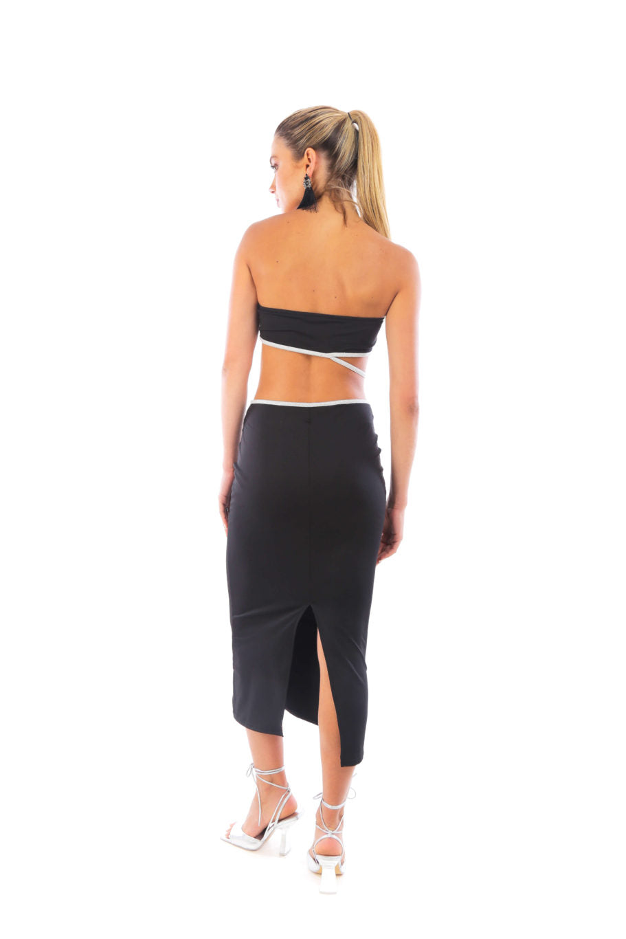 Arriendo de Vestido largo negro strapless con cortes en cintura y detalles plateados