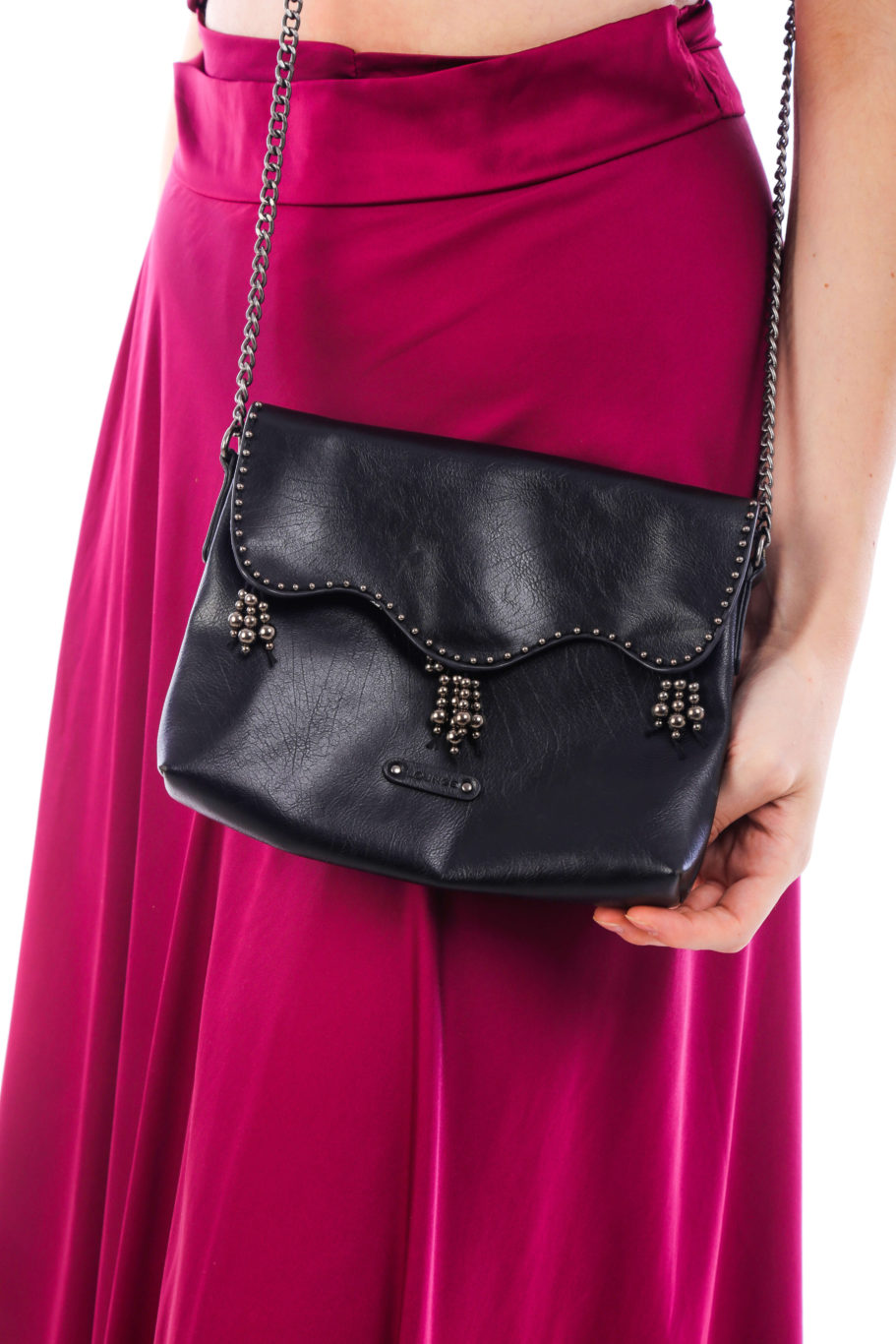 Arriendo de Cartera en arriendo negra con detalles plateados