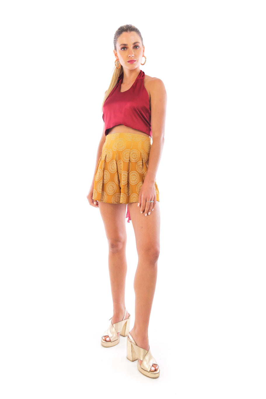 Arriendo de Conjunto short estampado mostaza y top de seda Burdeo amarre al cuello y espalda