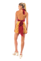 Arriendo de Conjunto short estampado mostaza y top de seda Burdeo amarre al cuello y espalda