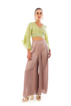 Arriendo de Conjunto top verde limón hippie chic con mangas y pantalón de seda natural