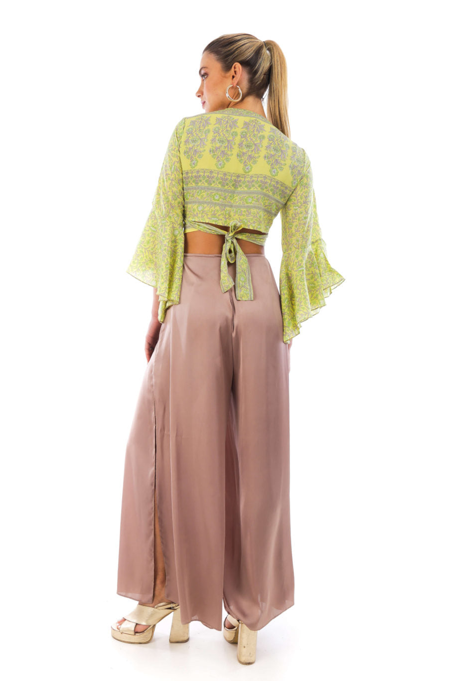 Arriendo de Conjunto top verde limón hippie chic con mangas y pantalón de seda natural