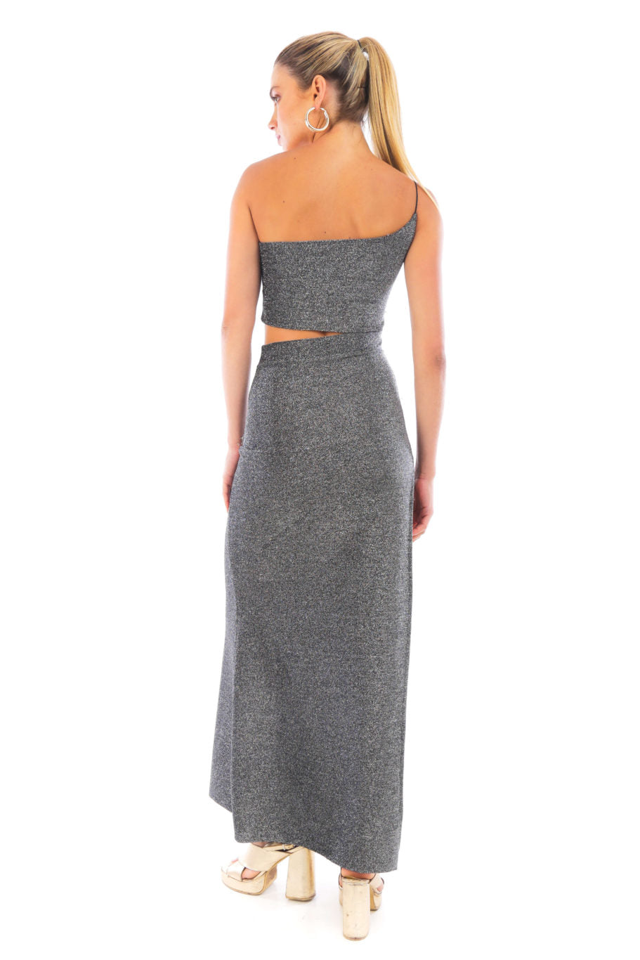 Arriendo de Vestido largo negro con brillos elasticado con corte al costado y un hombro