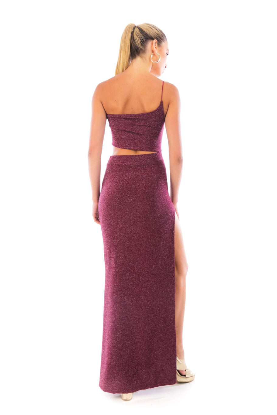 Arriendo de Vestido largo berenjena con brillos, un hombro y corte en cintura