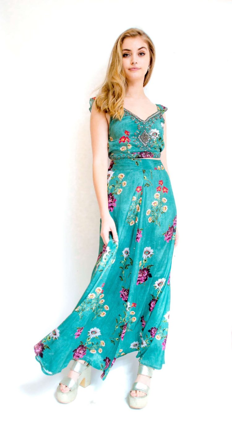Arriendo de Conjunto celeste con flores largo