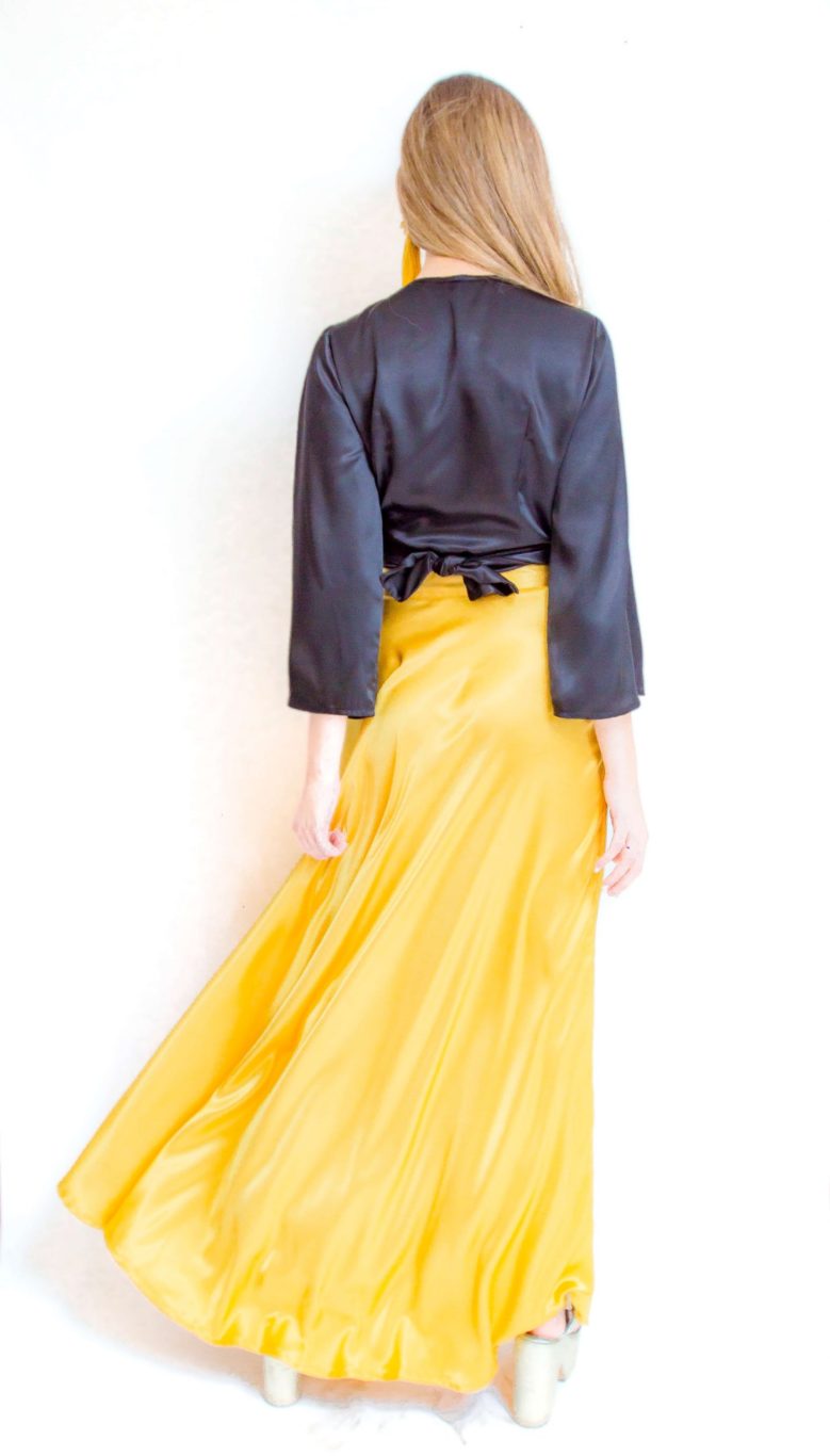 Conjunto crop top negro con mangas y pollera dorada de seda
