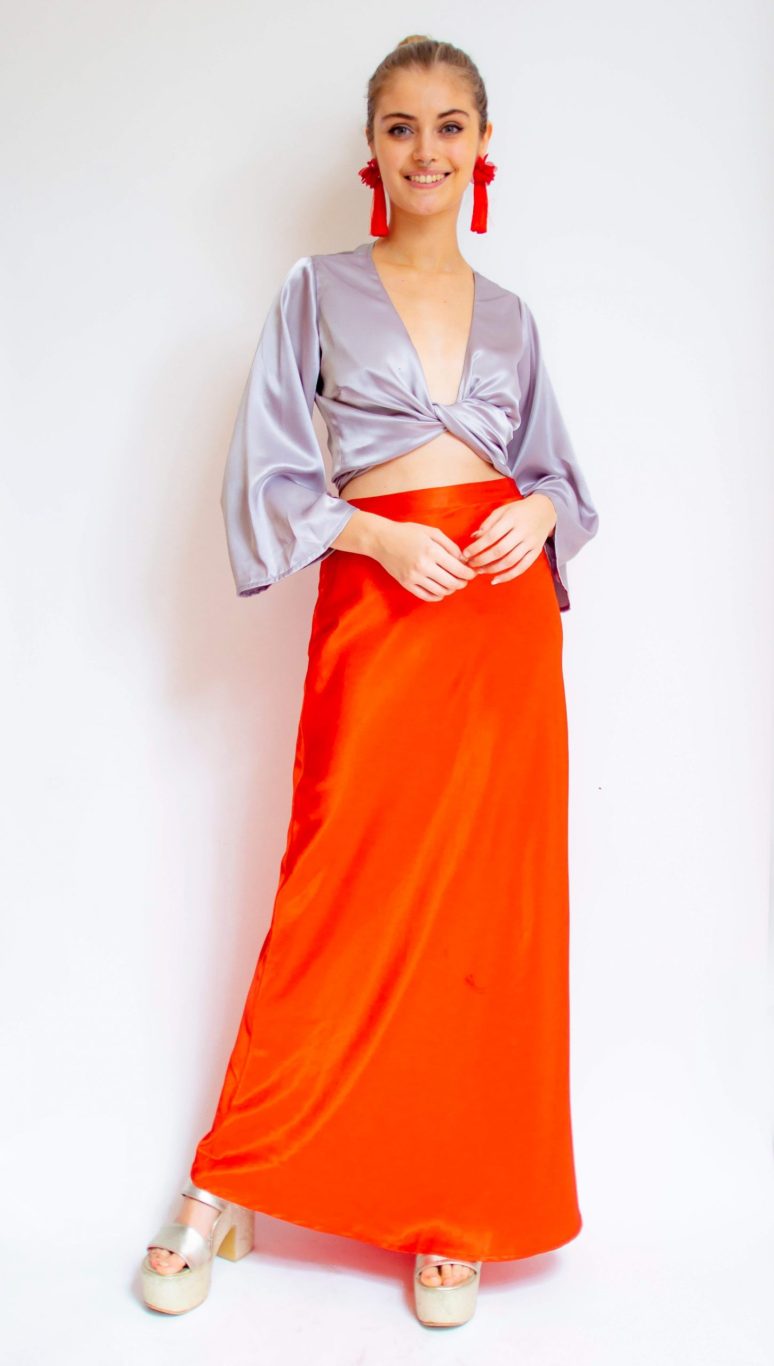 Conjunto crop top plateado y pollera roja de seda