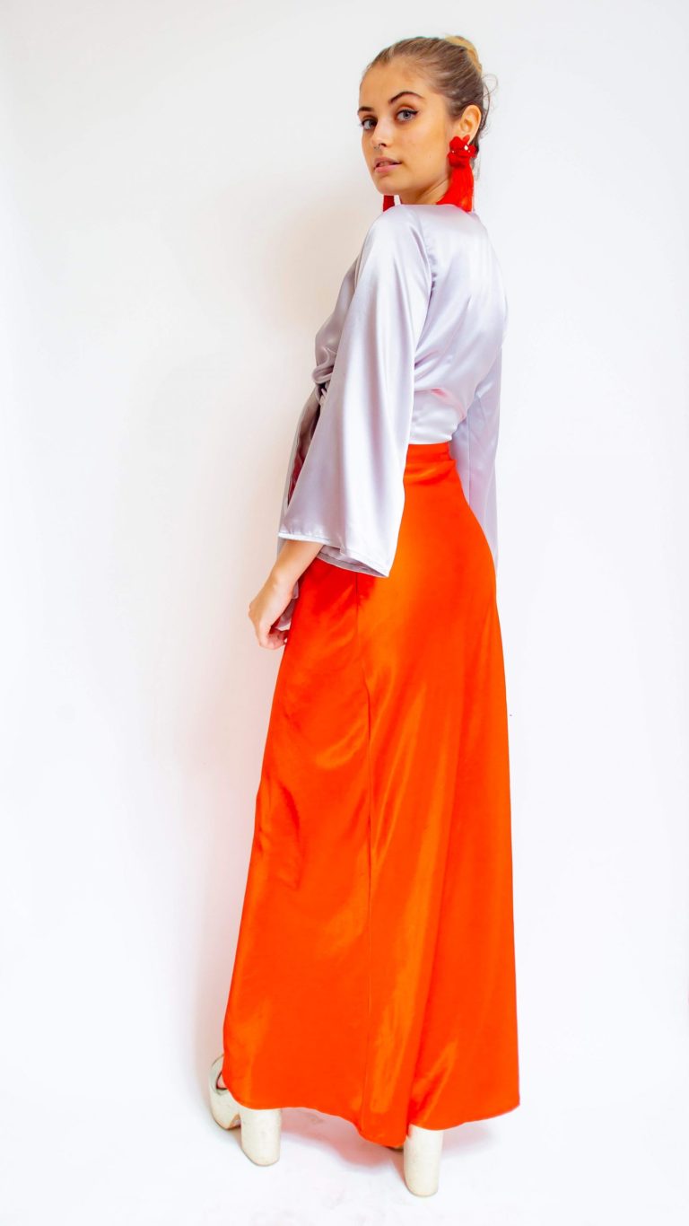 Conjunto crop top plateado y pollera roja de seda