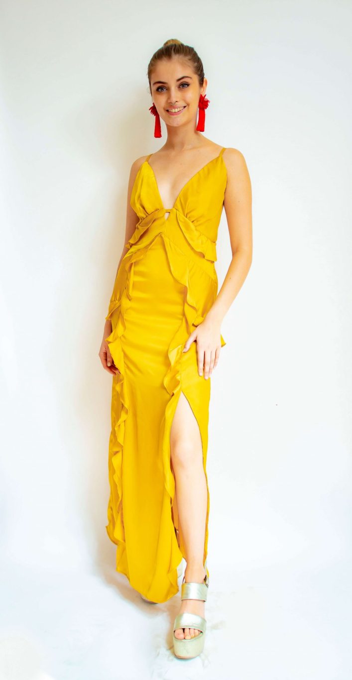Arriendo de Vestido largo dorado con vuelos