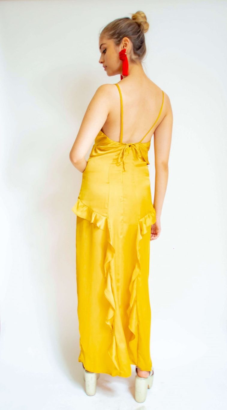 Arriendo de Vestido largo dorado con vuelos
