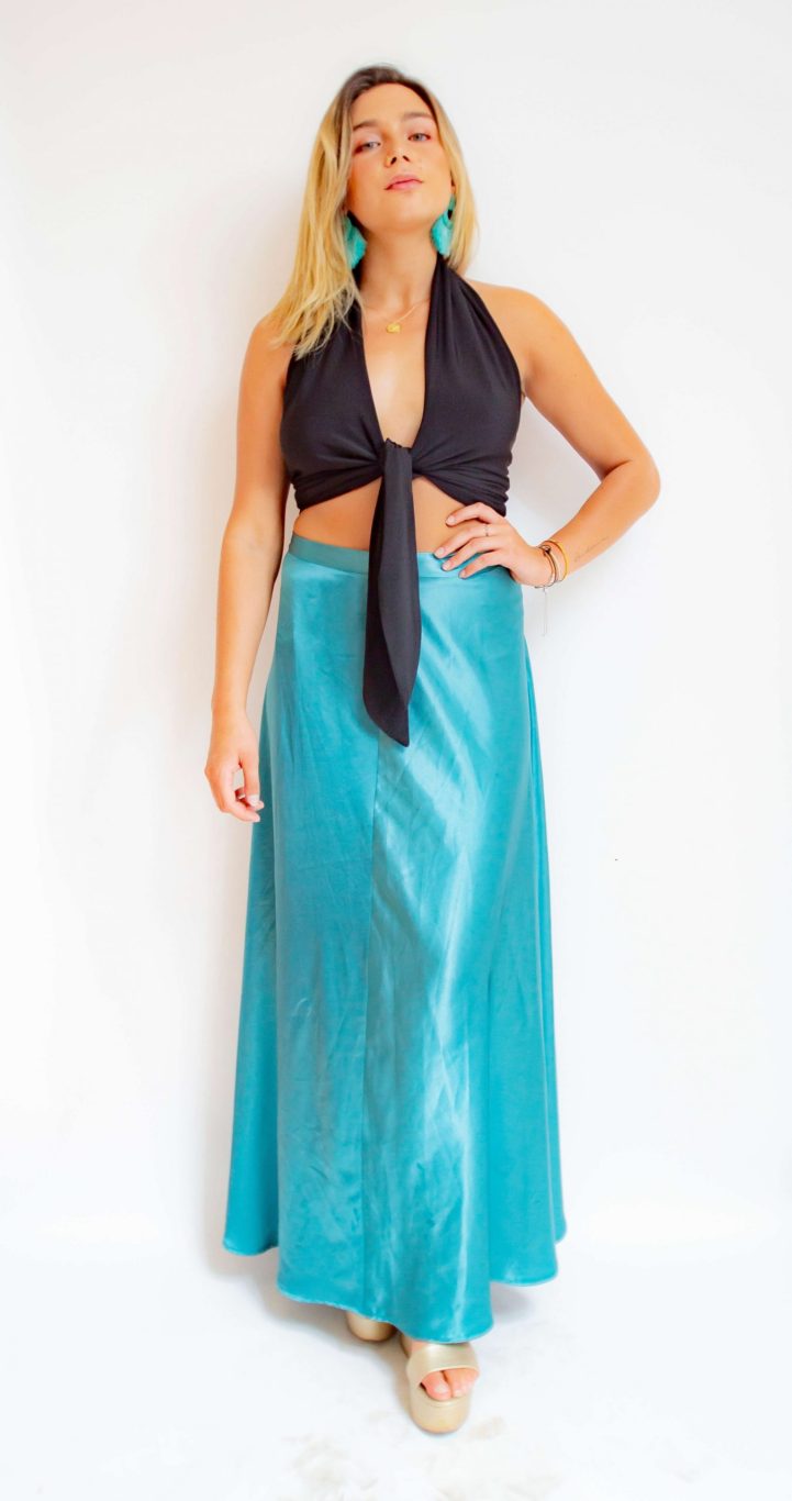 Arriendo de Conjunto crop top negro de laycra y pollera calipso de seda