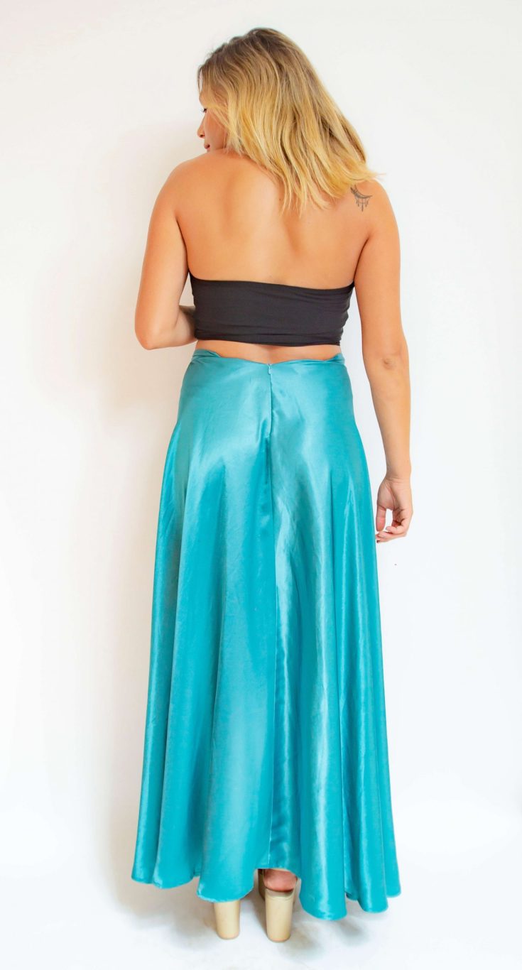 Arriendo de Conjunto crop top negro de laycra y pollera calipso de seda