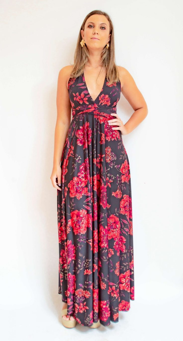 Arriendo de Vestido negro con flores burdeo y detalles dorados de layca