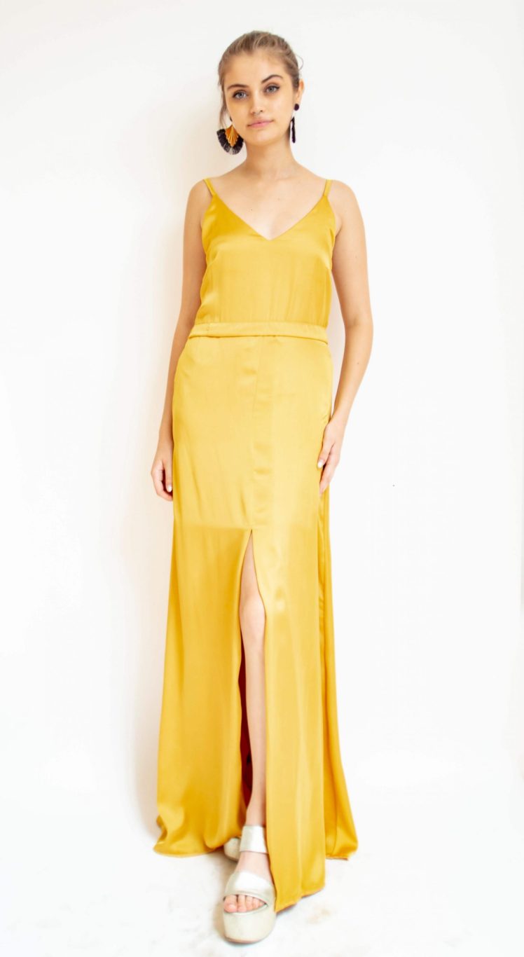 Arriendo de Vestido largo dorado con tajo al medio