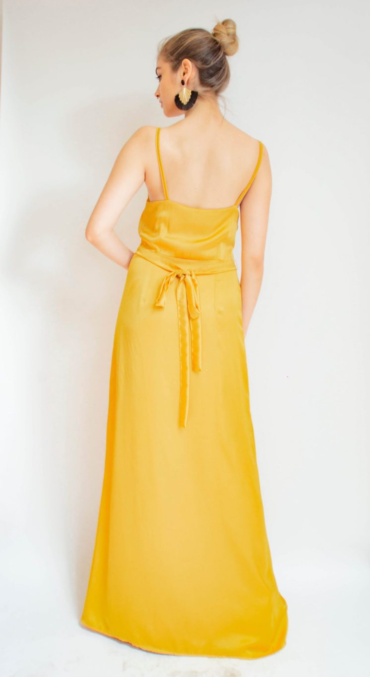 Arriendo de Vestido largo dorado con tajo al medio