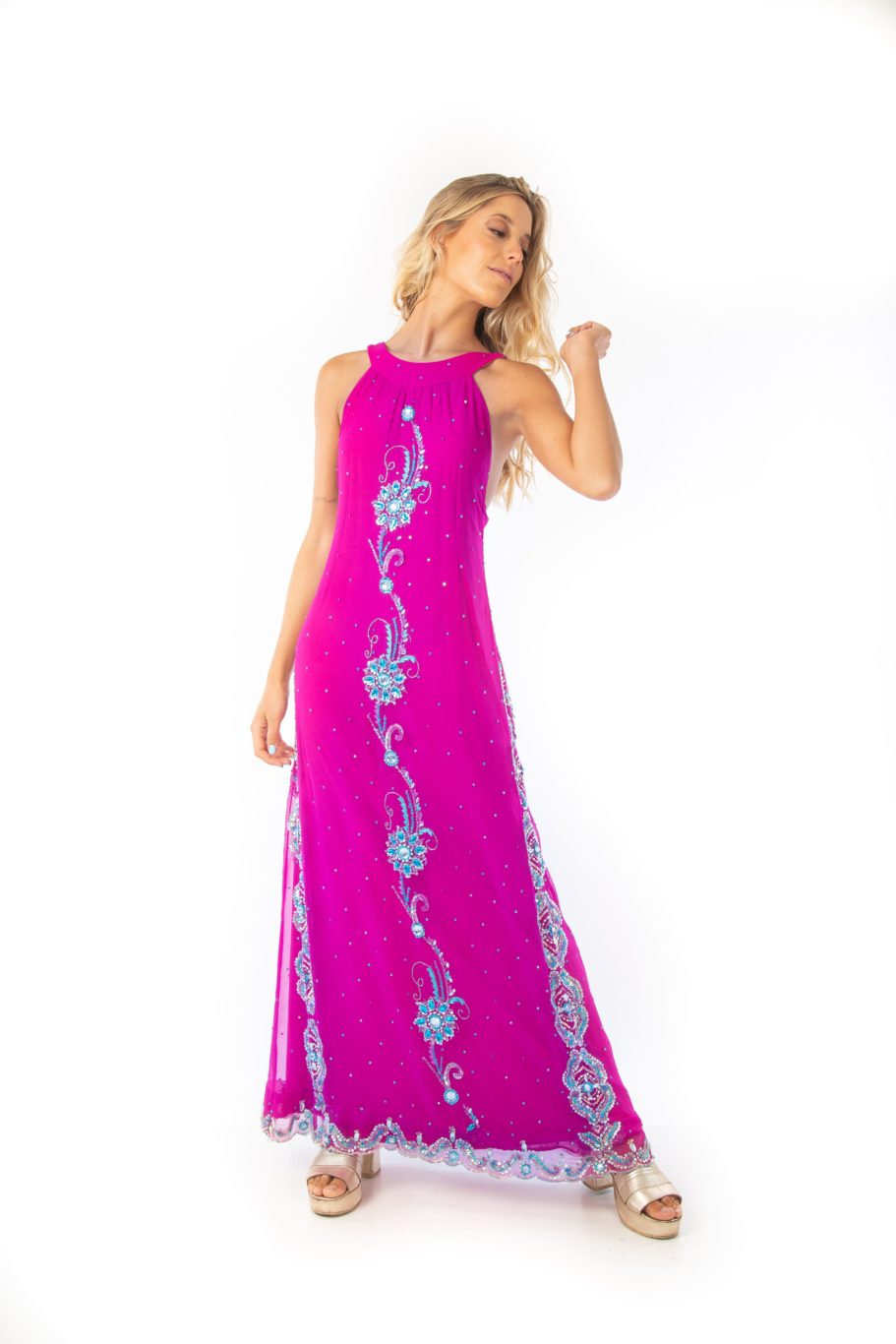 Arriendo de Vestido largo fucsia con piedreria en forma de flor celeste