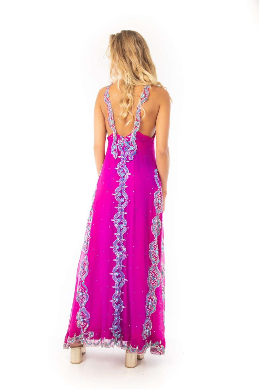 Arriendo de Vestido largo fucsia con piedreria en forma de flor celeste