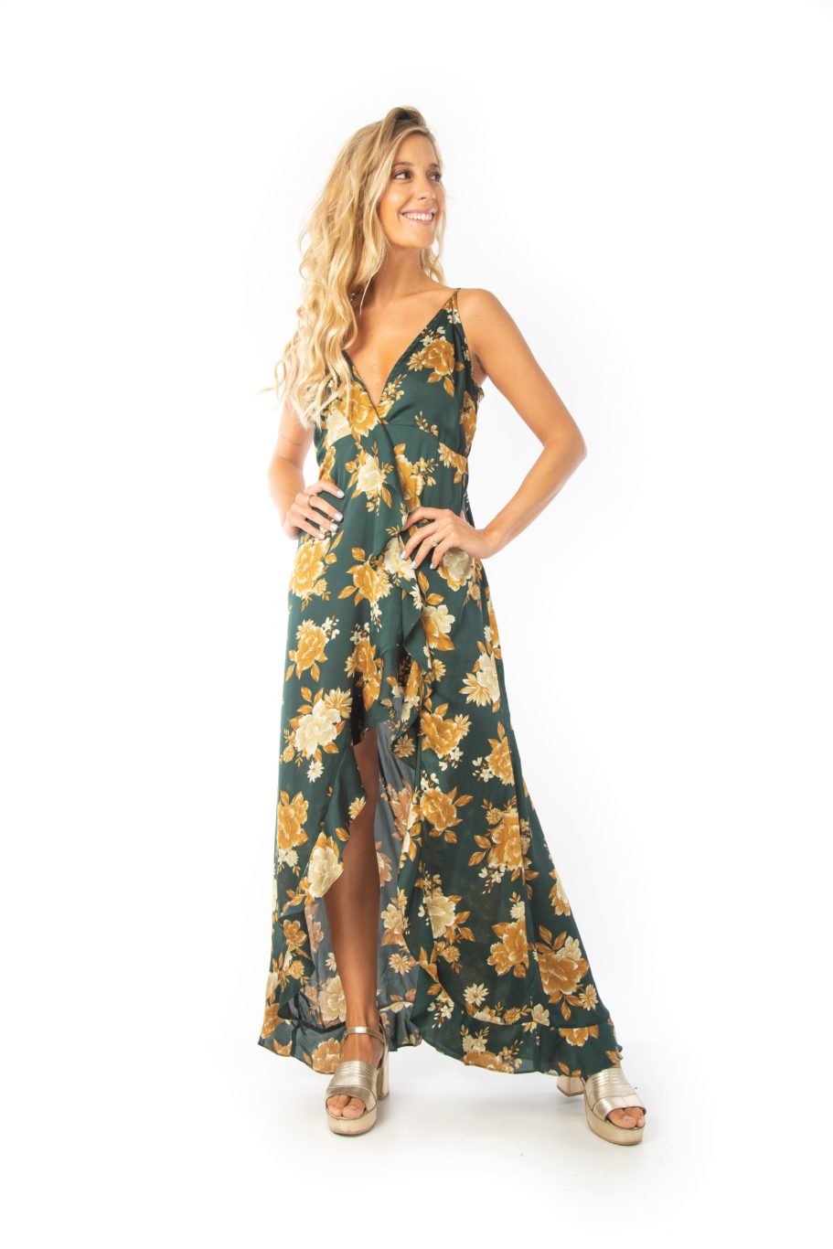 Arriendo de Vesitdo verde oscuro con flores amarillas corte en pierna con vuelos