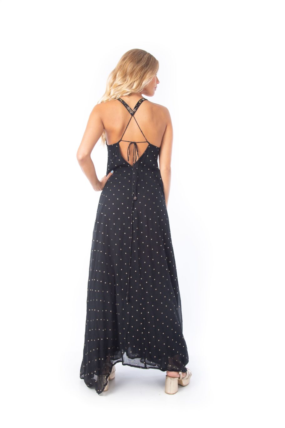 Arriendo de Vestido largo negro estrellas doradas en el busto, escote en V, puntos dorados