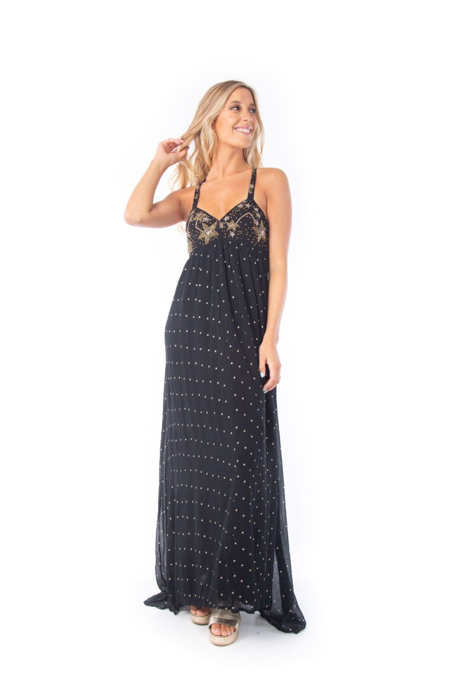 Arriendo de Vestido largo negro estrellas doradas en el busto, escote en V, puntos dorados