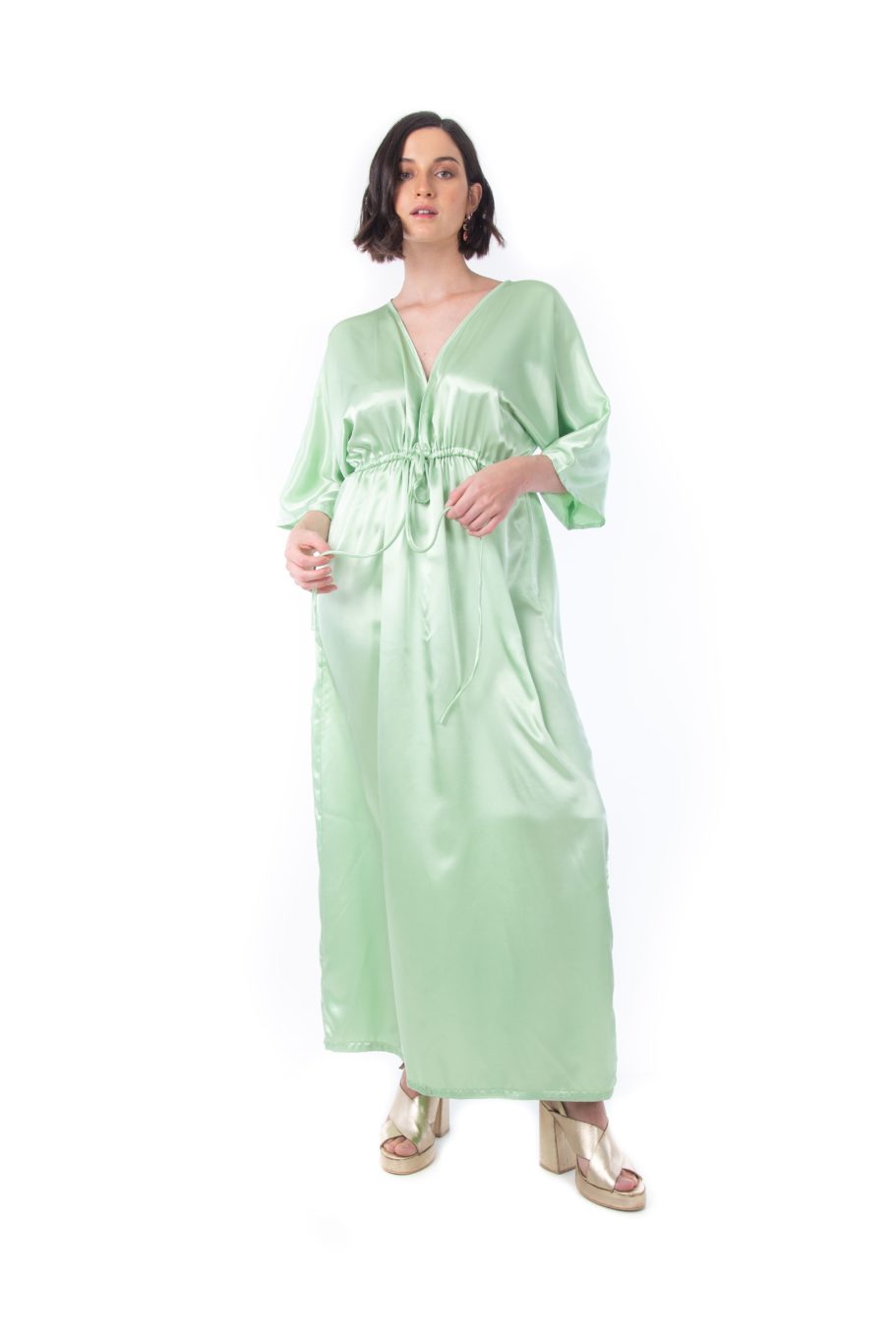 Arriendo de Vestido seda verde con mangas ajustable a la cintura